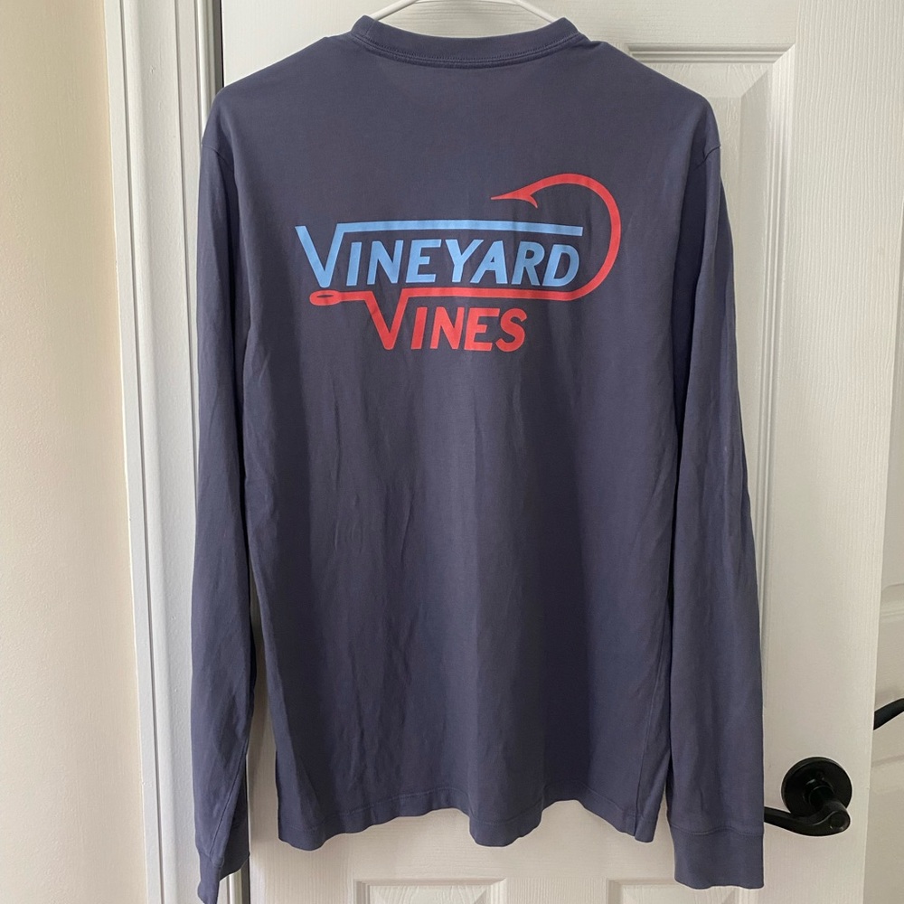 Vineyard Vines fishing hook long sleeved tshirt. Size XS. Excellent condition